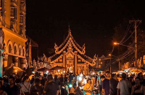  El Mercado Nocturno de Chiang Mai: Una Explosión de Sabores y Artesanía