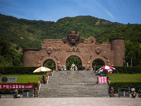 ¡Sumérgete en la historia y la belleza natural del Parque Nacional HuaguoShan!