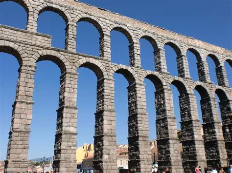  El Acueducto Romano de Segovia: Un Viaje a la Época Imperial y un Refugio para Palomares Fugitivos