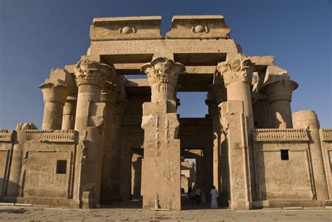 El Templo de Kom Ombo: Una oda arquitectónica a dos dioses en el corazón del Nilo!