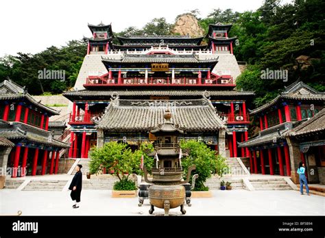  ¿El Templo Qianshan: Un Tesoro Histórico en la Cumbre de Anshan?