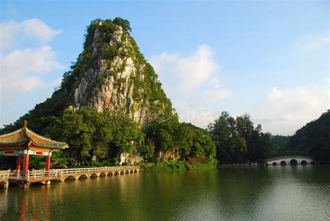 ¿El Santuario de Zhaoqing, un remanso de paz espiritual o una trampa para turistas incautos?